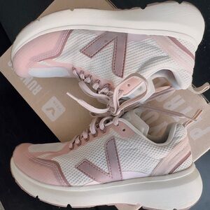 VGUC Veja Condor 2 Road-Running Shoes - Women in Natural Dried Petal